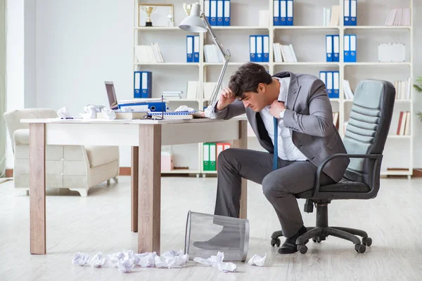 Ofiste çalışan kızgın işadamı kovuldu.