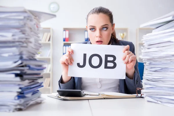 Businesswoman not coping with workload and resigning — Stock Photo, Image