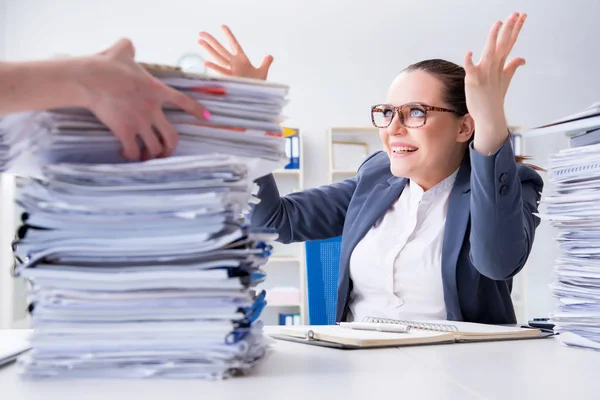 Evrak işleriyle uğraşan yorgun bir iş kadını.