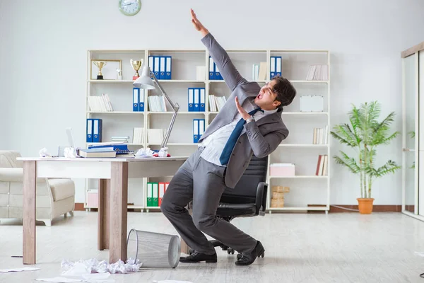 İş adamı işte ara verirken eğleniyor.