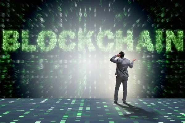 Engelleme zinciri kripto para birimi kavramında iş adamı