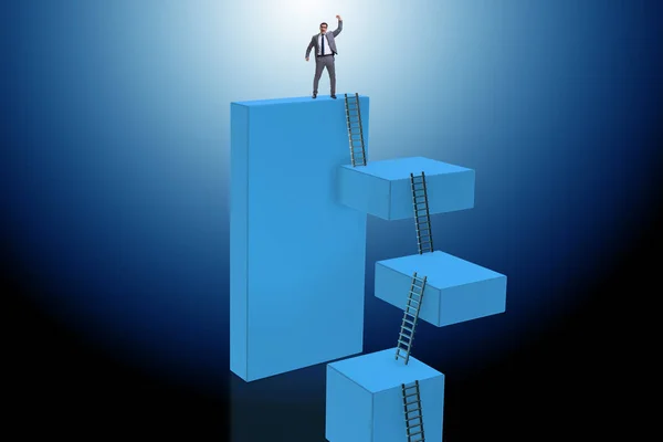 Affärsman klättring block i utmaning affärsidé — Stockfoto