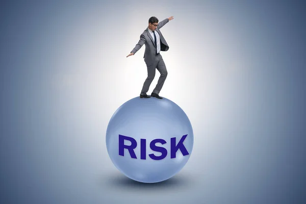 Giovane imprenditore nel concetto di rischio e incertezza aziendale — Foto Stock