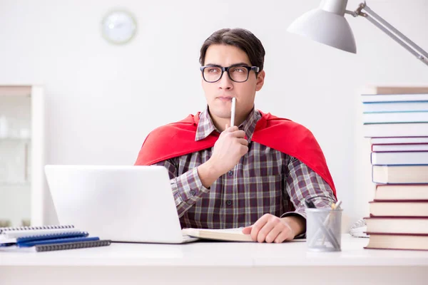 Super held student met een laptop studeren voorbereiding voor examens — Stockfoto