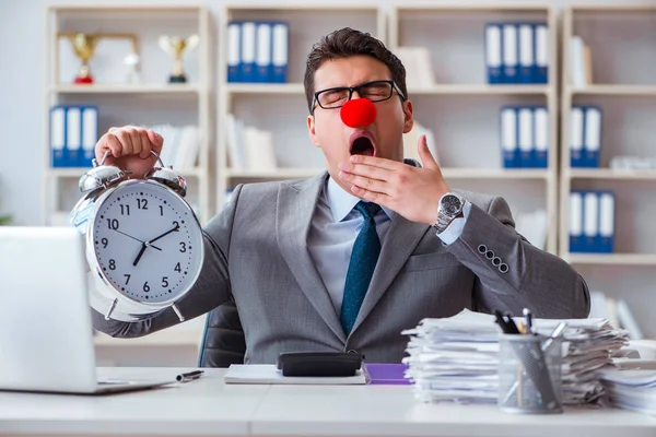 Alarmlı saati olan palyaço işadamı son teslim tarihini kaçırmış.