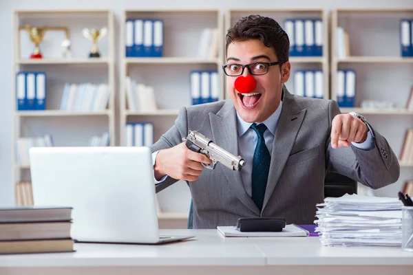 Clown homme d'affaires travaillant dans le bureau en colère frustré par un — Photo