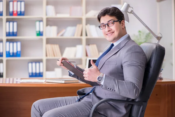 Ofiste çalışan genç bir işadamı.