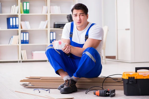 Zemin kaplamalarında çalışan genç bir işçi.