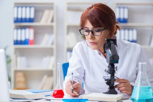 Pesquisadora cientista conduzindo uma experiência em um labora — Fotografia de Stock