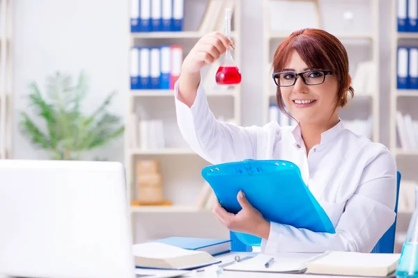 Vrouwelijke wetenschapper onderzoeker voert een experiment uit in een laboratorium — Stockfoto