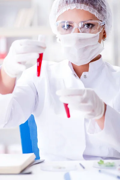 Kobieta naukowiec prowadzący eksperyment w labora — Zdjęcie stockowe