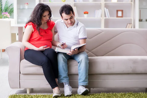 Bir bebek bekleyen genç çift.