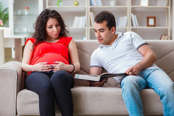 Bir bebek bekleyen genç çift.