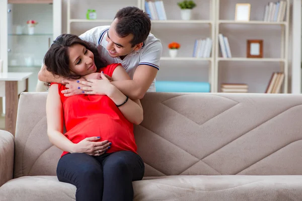 Famiglia giovane coppia in attesa di un bambino — Foto Stock