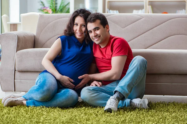 Familia joven pareja esperando un bebé — Foto de Stock