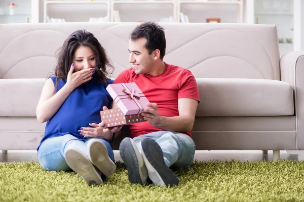 Familia joven pareja esperando un bebé — Foto de Stock