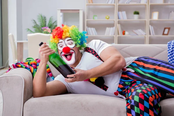 Sarhoş palyaço evde parti veriyor.