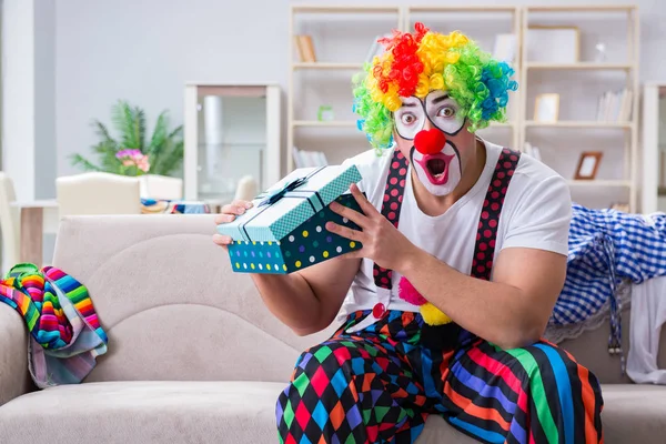 Dronken clown viert feest thuis — Stockfoto