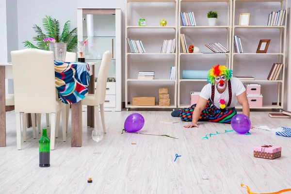 Sarhoş palyaço evde parti veriyor.