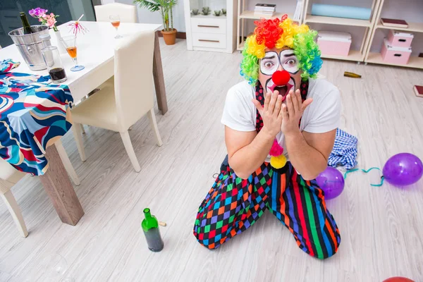 Sarhoş palyaço evde parti veriyor.