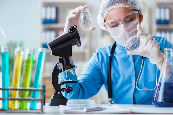 Laboratuvarda deneyler yapan kadın bilim adamı.