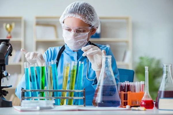 여성 과학자가 실험실에서 실험을 하는 모습 — 스톡 사진