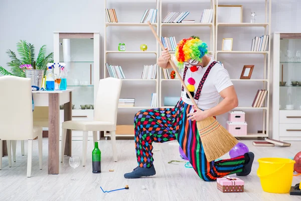 Komik palyaço evde temizlik yapıyor.