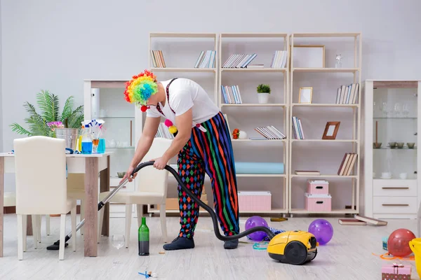 Komik palyaço evde temizlik yapıyor.
