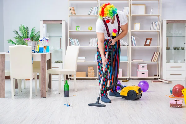 Komik palyaço evde temizlik yapıyor.