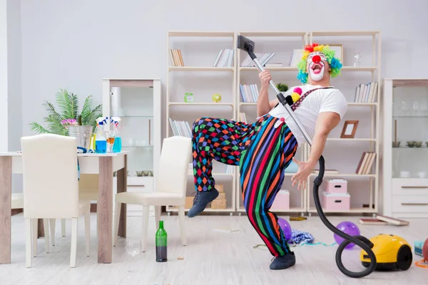 Komik palyaço evde temizlik yapıyor.