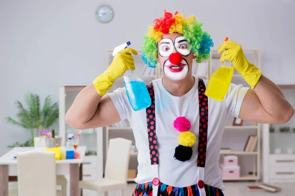 Komik palyaço evde temizlik yapıyor.
