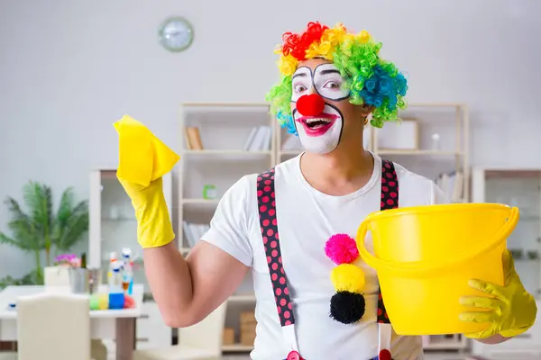 Komik palyaço evde temizlik yapıyor.