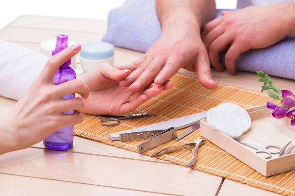 Erkekler için el manikürü konsepti