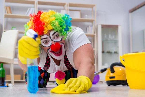 Komik palyaço evde temizlik yapıyor.