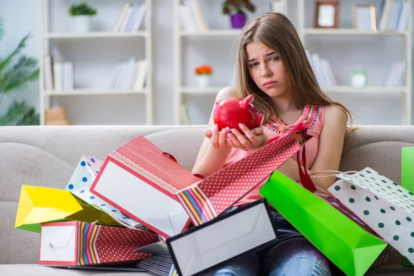 Mujer joven con bolsas de compras en el interior de casa en el sofá —  Fotos de Stock