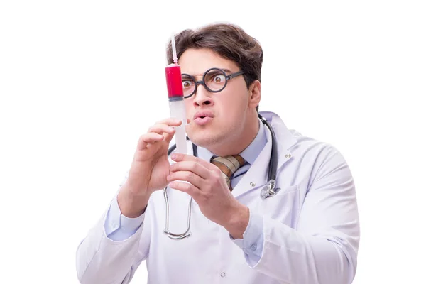 Grappige arts met spuit geïsoleerd op wit — Stockfoto