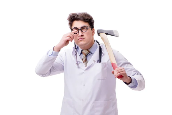 Смешной доктор с топором, изолированным на белом — стоковое фото
