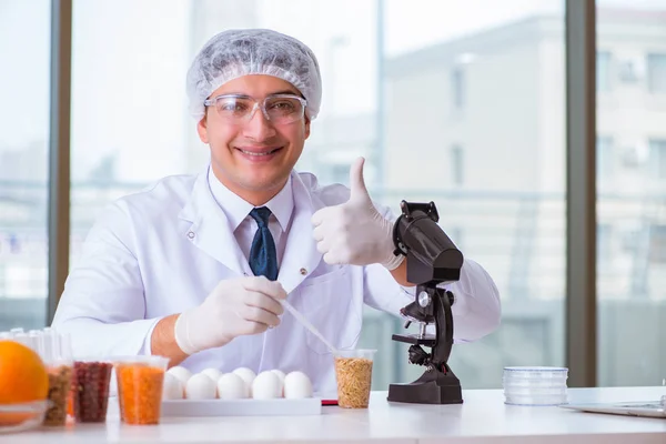 Besin uzmanı gıda ürünlerini laboratuarda test ediyor. — Stok fotoğraf