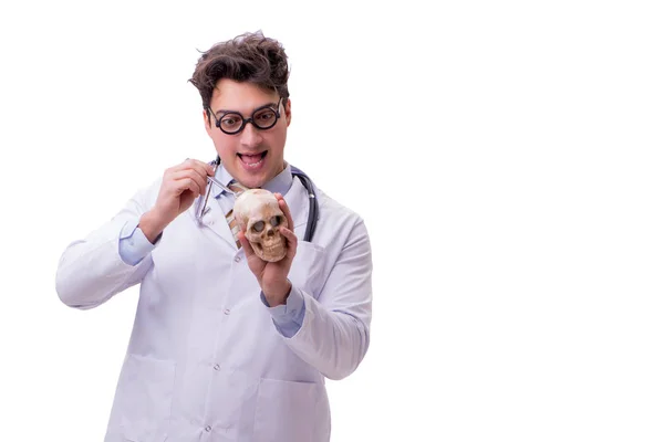 Смішний лікар з черепом ізольовано на білому — стокове фото