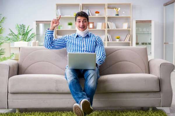 Evden çalışan boyunluk takan serbest çalışan bir adam.