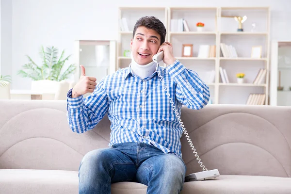 Boynunda boyun desteği olan boyun travması olan bir adam.