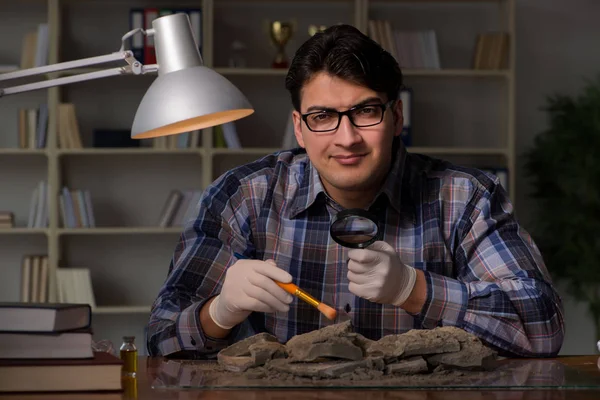 Archeoloog werkt laat in de avond in het kantoor — Stockfoto