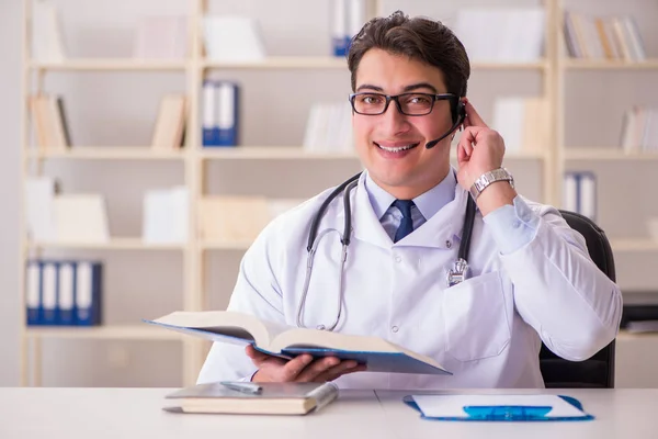 Jovem médico no conceito médico — Fotografia de Stock