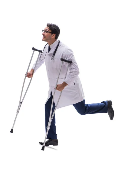 Giovane medico in piedi isolato su schienale biancogr — Foto Stock