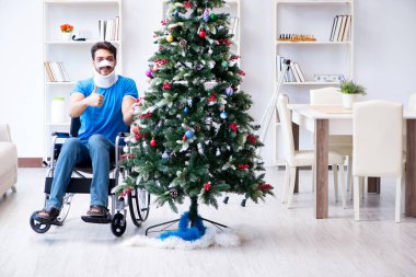 Sakatlanan adam Noel 'i evde kutluyor