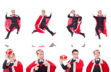 Taçlı bir iş adamı beyazlar içinde.