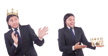 Taçlı bir iş adamı beyazlar içinde.