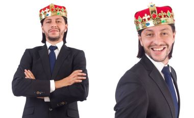 Taçlı bir iş adamı beyazlar içinde.