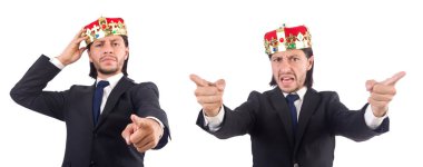 Taçlı bir iş adamı beyazlar içinde.