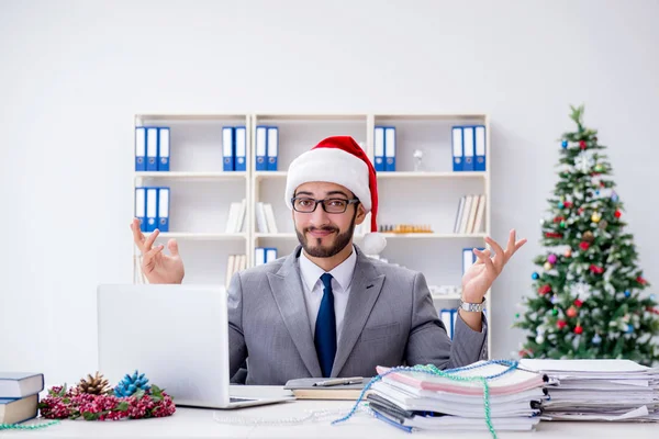 Genç işadamı Noel 'i ofiste kutluyor.